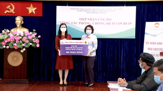 Chủ tịch Ủy ban MTTQ TP HCM, tiếp nhận 500 triệu đồng đóng góp kinh phí mua vắc-xin Covid-19. Ảnh minh họa
