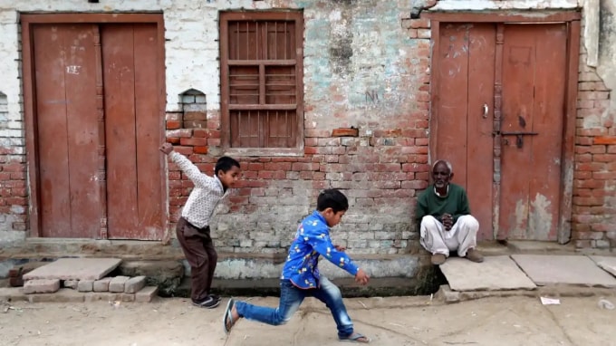 Trẻ em ở làng Nayabans ở Uttar Pradesh: Ấn Độ dự kiến ​​sẽ vượt Trung Quốc trở thành quốc gia đông dân nhất thế giới vào năm 2027. © Reuters