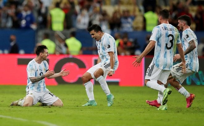 Siêu sao Messi và các đồng đội ăn mừng chiến thắng. Ảnh Reuters