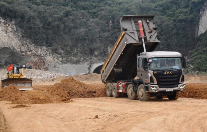 Phó Thủ tướng Lê Văn Thành chỉ đạo các tỉnh có liên quan khẩn trương rà soát mỏ vật liệu bảo đảm cung cấp đủ cho thi công tuyến cao tốc Bắc - Nam phía Đông.