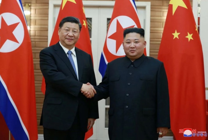 Chủ tịch Trung Quốc Tập Cận Bình (trái) và Nhà lãnh đạo Triều Tiên Kim Jong Un - Ảnh: KCNA/Reuters