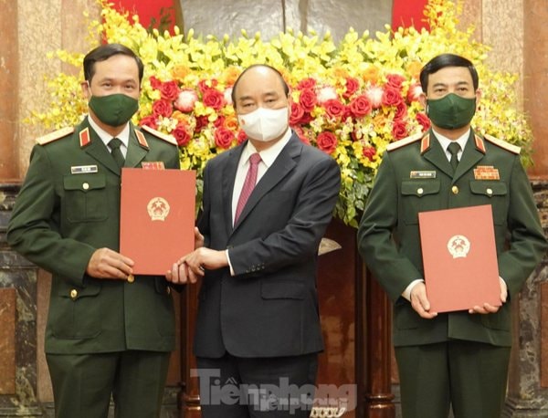 Chủ tịch nước trao Quyết định thăng quân hàm cho Đại tướng Phan Văn Giang và Thượng tướng Vũ Hải Sản. Ảnh: TPO