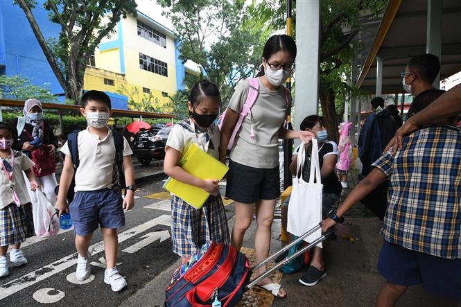 Người dân đeo khẩu trang phòng dịch COVID-19 tại Singapore ngày 18/5/2021. Ảnh: THX