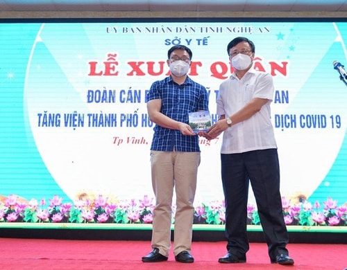 Lãnh đạo tỉnh Nghệ An trao quà cho đoàn trước buổi xuất quân tăng viên cho TP Hồ Chí Minh