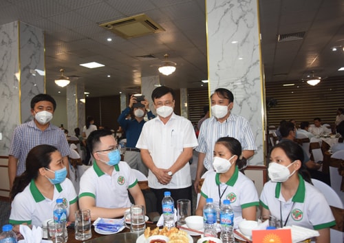 Lãnh đạo UBND tỉnh và Sở Y tế Nghệ An gặp gỡ, động viên các y, bác sĩ trước giờ lên đường.