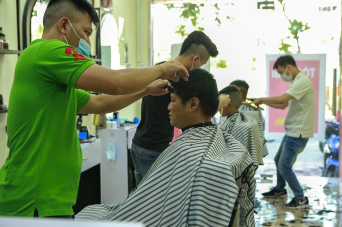 Được biết, công điện của Chủ tịch UBND TP Hà Nội Chu Ngọc Anh ban hành đầu chiều 12/7 yêu cầu từ 0h ngày 13/7: Dừng tất cả hoạt động kinh doanh dịch vụ không thiết yếu phục vụ công tác phòng, chống dịch COVID-19: nhà hàng, cơ sở dịch vụ ăn, uống tại chỗ (chỉ cho phép bán hàng mang về), các cửa hàng cắt tóc, gội đầu.