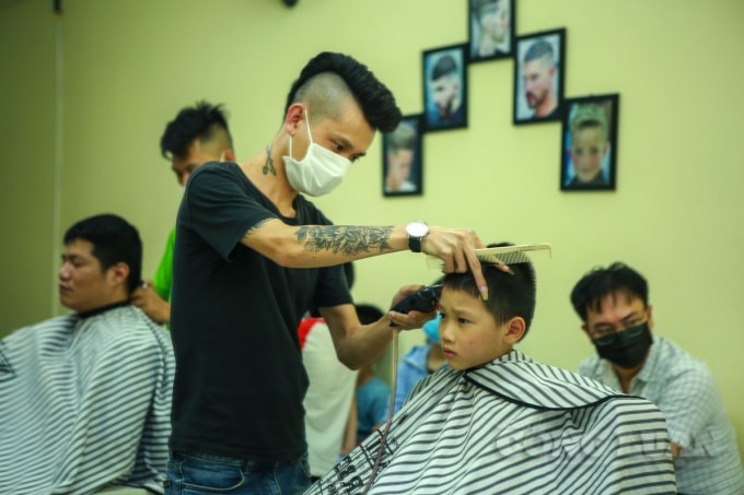Đa số mọi người ngay sau khi biết được thông tin vào ngày mai 13/7, sẽ dừng cắt tóc ở cửa hàng, nên ai cũng tranh thủ đi cắt tóc, làm lượng khách đến các cửa hàng tóc tăng đột ngột.