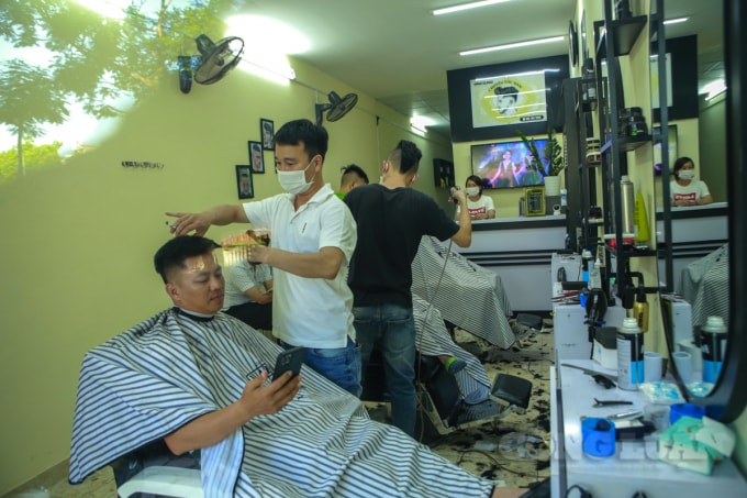 Theo 1 chủ quán tóc nam có địa chỉ 91 Nguyễn Khang (Hà Nội), lượng khách đến quán trong chiều hôm nay tăng đột biến, gấp 3 lần ngày bình thường.