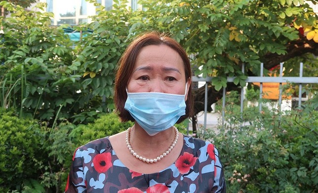 Bà Hoàng Thị Kim Dung (người phụ trách trả lương) lên tiếng về việc trả toàn bộ nợ lương cho công nhân. Ảnh: TP
