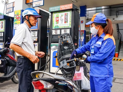 Ngày 12/7, giá xăng dầu trong nước đã tăng thêm 850 - 867 đồng/lít, lên 20.610 - 21.783 đồng/lít.