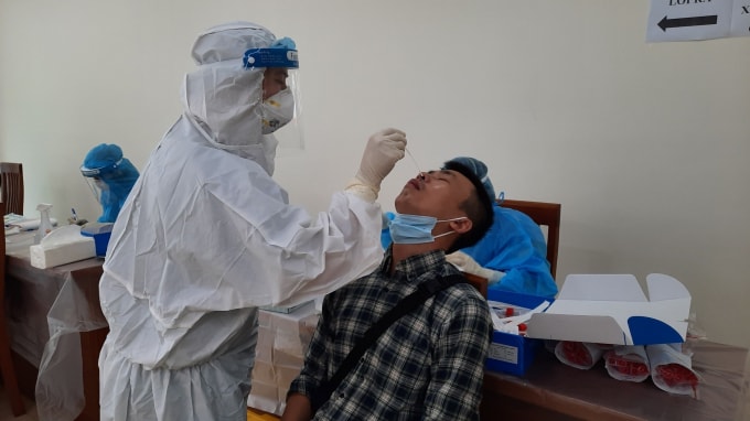 Phương pháp xét nghiệm được thực hiện cho những người người tham gia kỳ họp thứ nhất Quốc hội khóa XV là lấy dịch tỵ hầu.