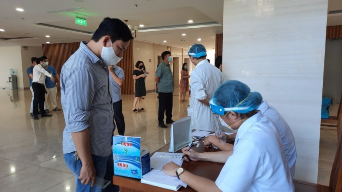 Việc lấy mẫu xét nghiệm tại trụ sở 35 Ngô Quyền được Bệnh viện Đại học Y thực hiện.