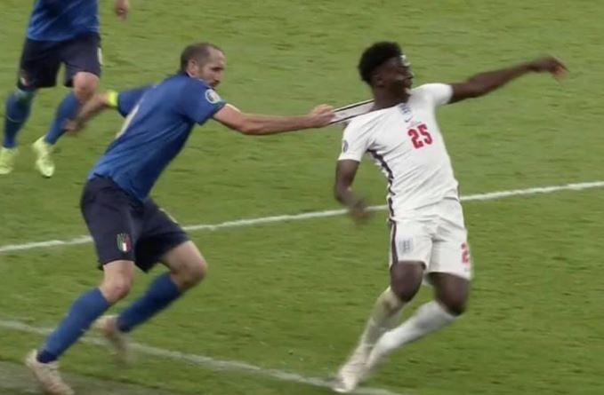 Hình ảnh tình huống phạm lỗi lộ liễu của Chiellini với Saka. Ảnh: internet