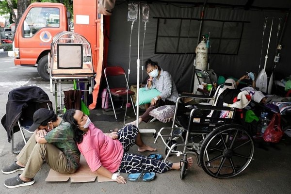 Bệnh nhân COVID-19 tại Indonesia vạ vật trong lều tạm bên ngoài bệnh viện ở Bekasi, Jakarta. Ảnh: Reuters