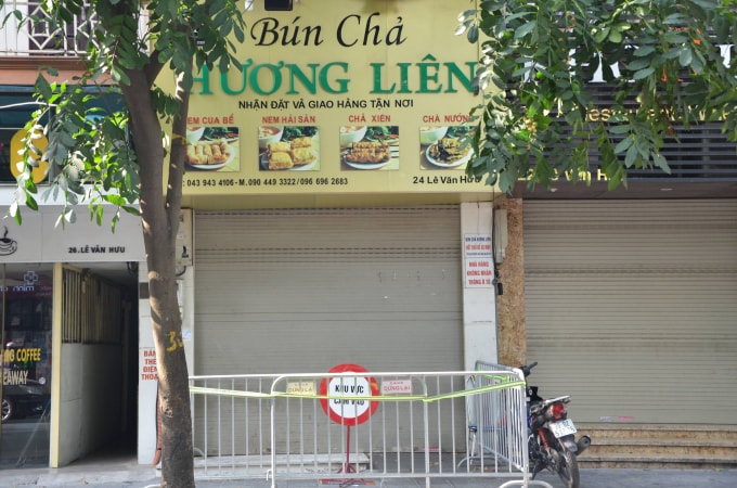 Quán bún chả Hương Liên ở số 24 Lê Văn Hưu, phường Phạm Đình Hổ, quận Hai Bà Trưng đã bị phong tỏa.