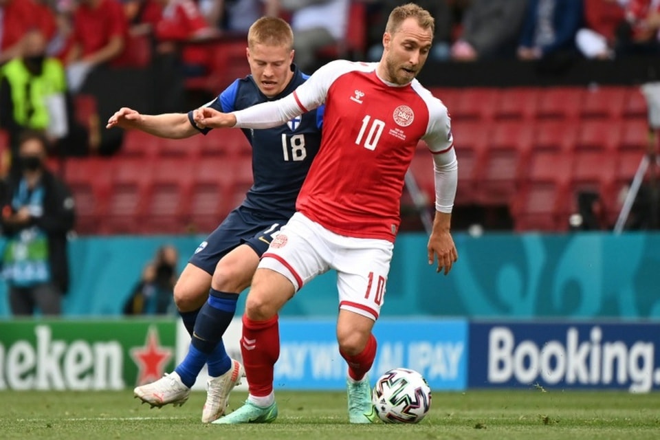 Eriksen chơi bóng trong trận gặp Phần Lan tại Euro 2020. Ảnh: AFP