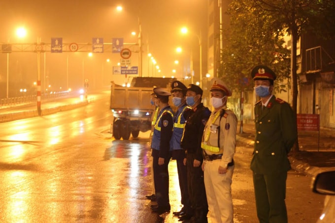 Chốt kiểm tra tại đầu cầu Vĩnh Tuy hướng vào trung tâm TP Hà Nội - Ảnh Ngọc Hải/KTĐT