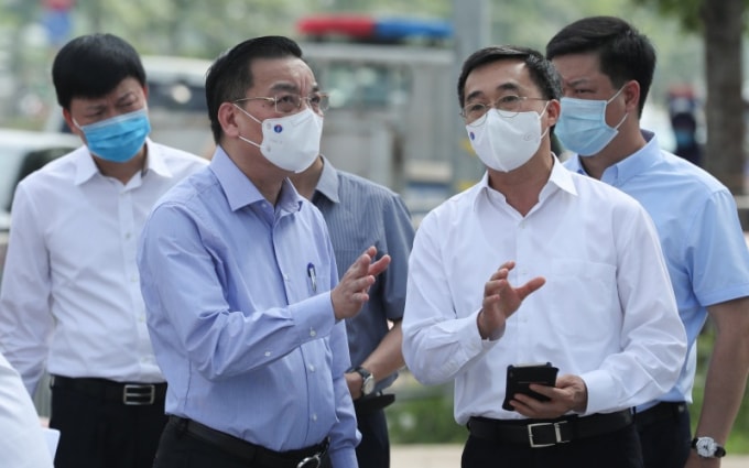 Chủ tịch UBND TP Hà Nội Chu Ngọc Anh trong một lần kiểm tra phòng, chống dịch. Ảnh:TL