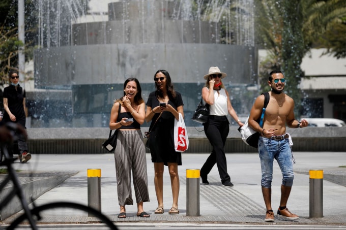 Israel bỏ quy định giãn cách xã hội và đeo khẩu trang nơi công cộng trong lần trở lại bình thường gần nhất - Ảnh: Reuters