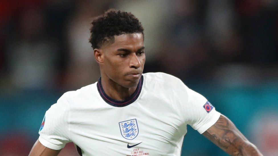 Rashford vô cùng thất vọng khi đá trúng cầu gôn ở loạt luân lưu. Ảnh: Reuters