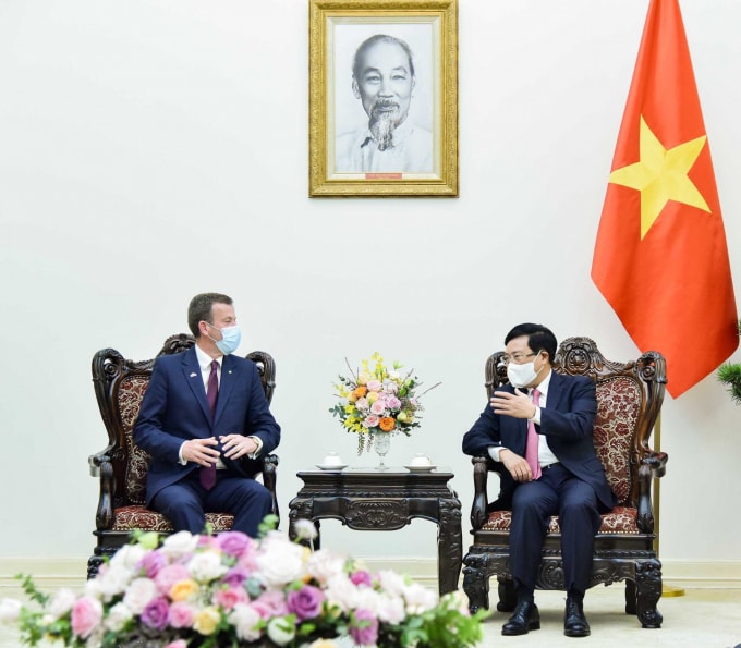 Phó Thủ tướng Phạm Bình Minh cảm ơn Australia cam kết viện trợ 40 triệu AUD để Việt Nam tiếp cận vaccine và hỗ trợ 1,5 triệu liều vaccine AstraZeneca sản xuất tại Australia cho Việt Nam. (Ảnh: Nguyễn Hồng)