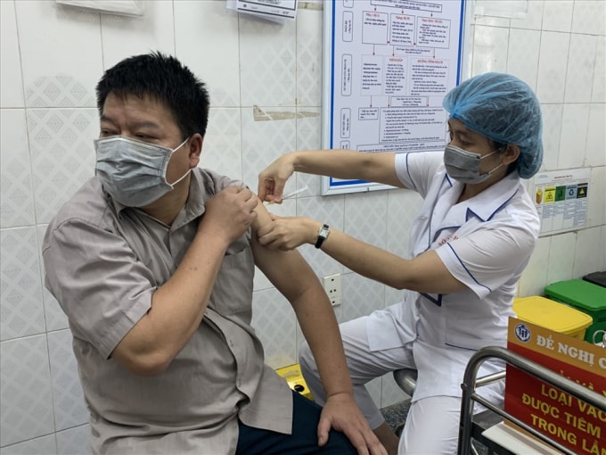 Hà Nội lên kế hoạch tiêm chủng vắc xin diện rộng trong toàn dân. Ảnh H.M