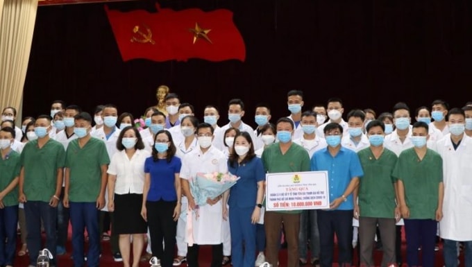 Phó Chủ tịch UBND tỉnh Vũ Thị Hiền Hạnh cùng lãnh đạo Sở Y tế Yên Bái tặng quà cho đoàn công tác lên đường hỗ trợ TP Hồ Chí Minh phòng, chống dịch COVID-19.