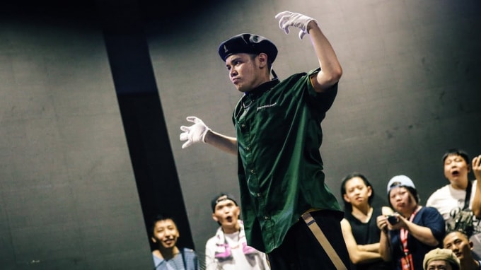 Nam vũ công chuyên về mảng popping, một thể loại vũ điệu đường phố dựa trên kĩ thuật làm co và thả lỏng thật nhanh cơ bắp để tạo những cú 