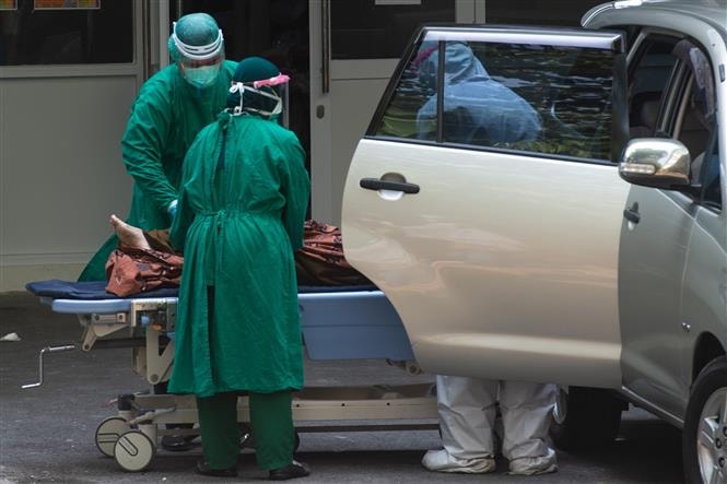 Nhân viên y tế chuyển bệnh nhân COVID-19 tới bệnh viện ở Jakarta, Indonesia, ngày 9/7/2021. Ảnh: THX