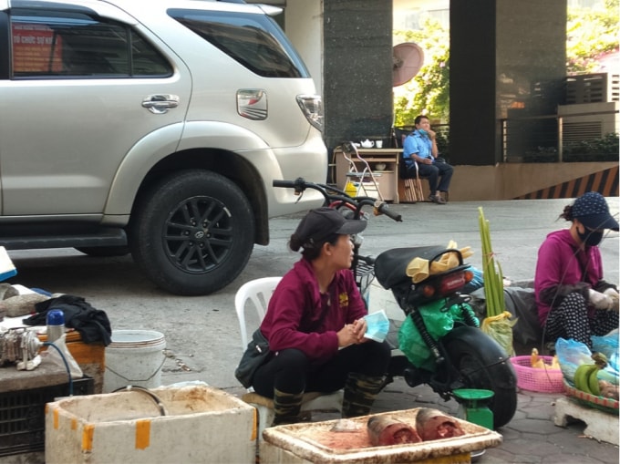 Tại chợ Chính Kinh (quận Thanh Xuân), người bán hàng không đeo khẩu trang theo đúng quy định.