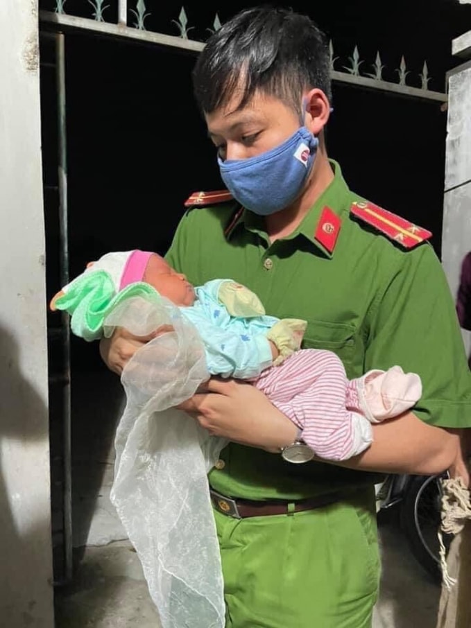 Cháu bé được lực lượng công an phát hiện.