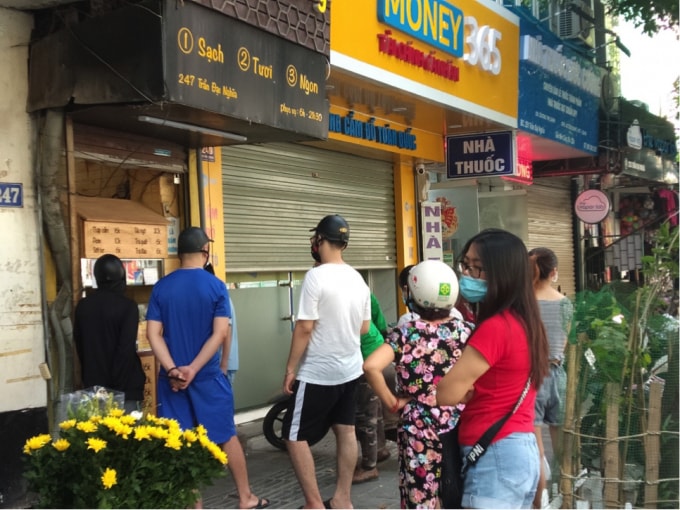 Tại một quán bánh mì trên đường Trần Đại Nghĩa, người dân xếp hàng không đảm bảo khoảng cách an toàn.