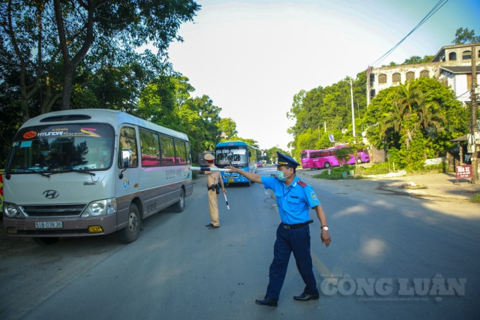 Tại chốt 13 quốc lộ 6 Hoà Bình - Hà Nội, Đội CSGT số 12 do Thiếu tá Nguyễn Ngọc Thuật làm tổ trưởng, cùng các lực lượng TTGT, CSCĐ, kiểm soát quân sự, trung tâm y tế huyện Chương Mỹ, trạm công an thị trấn Xuân Mai kiểm soát các phương tiện ra vào.