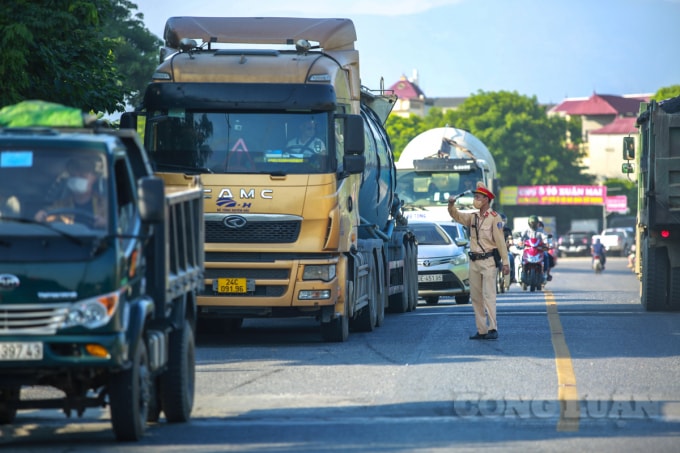 Lực lượng CSGT phải liên tục điều tiết, yêu cầu các lái xe chấp hành nhanh chóng và di chuyển.
