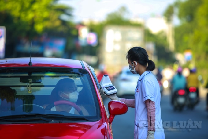Đo thân nhiệt lái xe.
