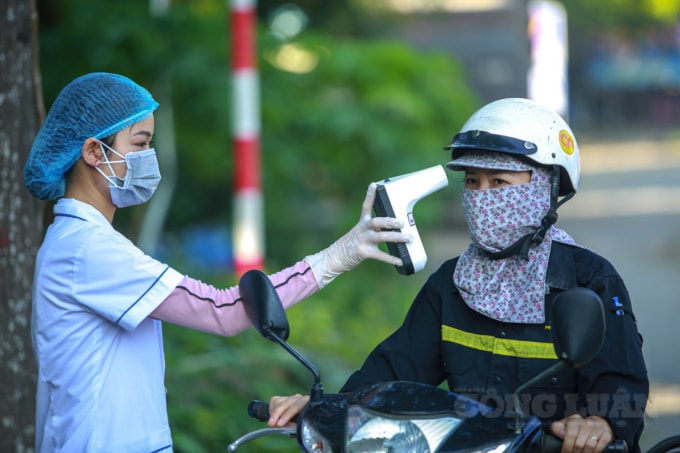 Kiểm tra thân nhiệt người điều khiển mô tô.