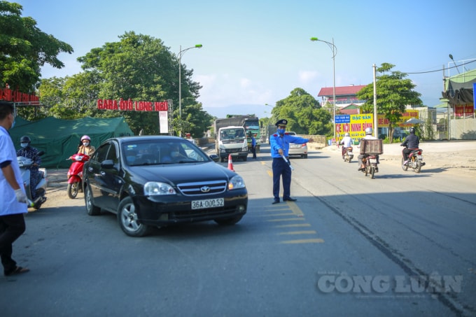Nhiều phương tiện không đủ điều kiện đi vào TP Hà Nội đã bị lực lượng chức năng yêu cầu quay đầu lại ngay tại điểm chốt.