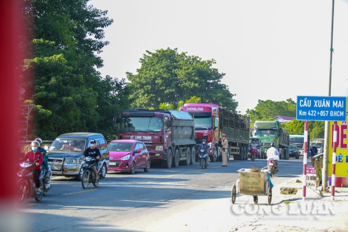 Tại điểm chốt cầu Xuân Mai, hàng loạt phương tiện đã bị dừng lại kiểm tra.