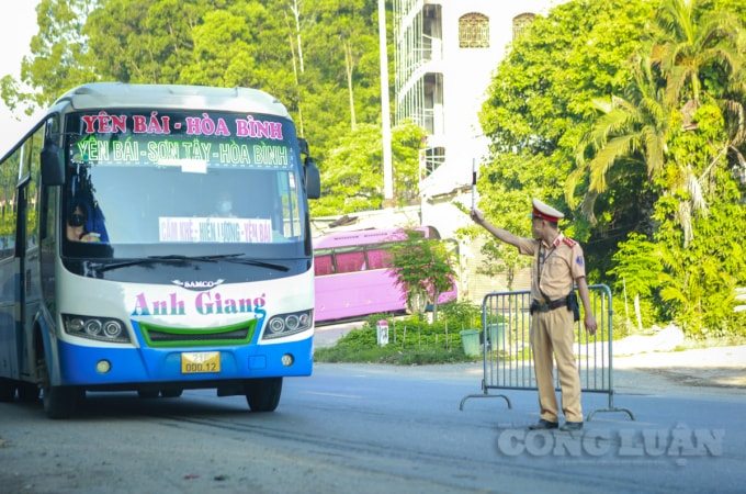 Các phương tiện vận tải, xe khách từ các tỉnh vào TP Hà Nội đều phải dừng lại kiểm tra.