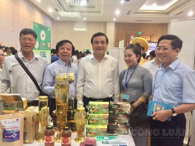 Ông Phan Việt Cường - Bí thư Tỉnh ủy Quảng Nam (đứng giữa) gặp gỡ, kết nối giao thương với người dân Quảng Nam đang hoạt động sản xuất, kinh doanh trên địa bàn TP. HCM.