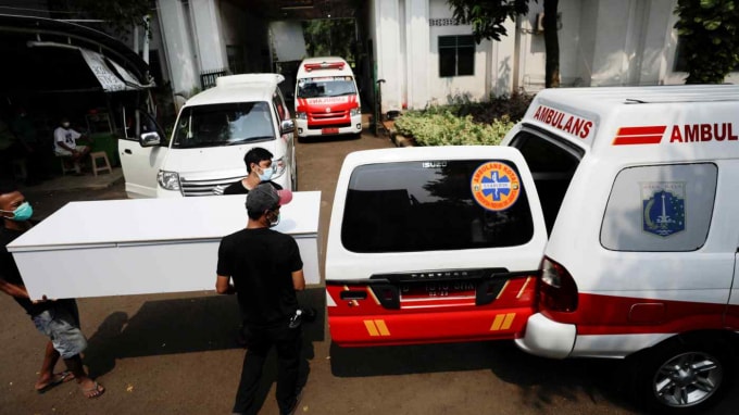 Số ca tử vong tại Indonesia lần đầu tiên đạt con số 1000 ca trong một ngày vào cuối tuần qua - Ảnh: Reuters
