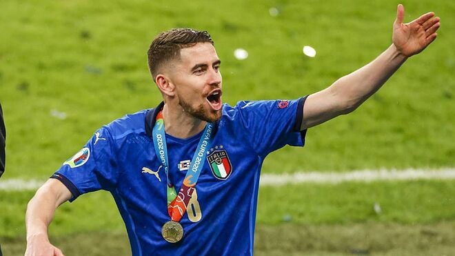 Jorginho trải qua năm thi đấu thành công và nổi lên là ứng cử viên sáng giá cho danh hiệu Quả bóng vàng. Ảnh: Marca