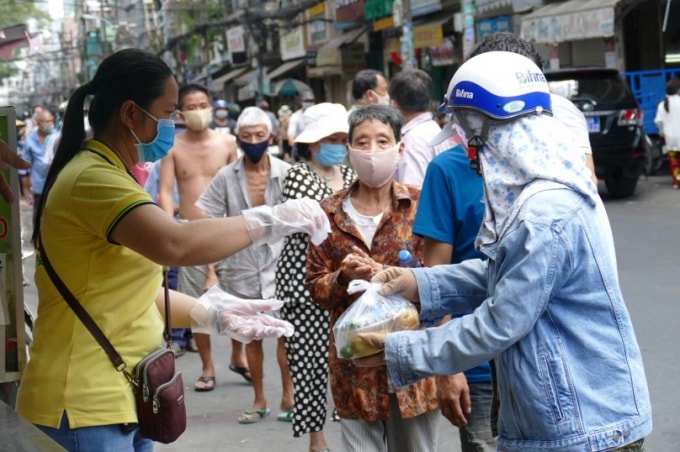 Nhiều địa điểm phát cơm tình nguyện trong mùa dịch.