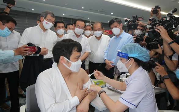 Tổng lãnh sự Nhật Bản tại TP.HCM Nobuhiro Watanabe cùng các lãnh đạo của TP.HCM và Chính phủ chứng kiến mũi tiêm vắc xin cho nhân viên Tập đoàn FPT, đây là vắc xin AstraZeneca do Nhật Bản hỗ trợ Việt Nam - Ảnh: Linh Linh