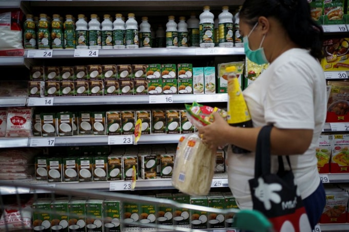 Một phụ nữ mua sắm tại một siêu thị ở Bangkok, Thái Lan, ngày 6 tháng 7 năm 2020 - Ảnh: REUTERS / Athit Perawongmetha