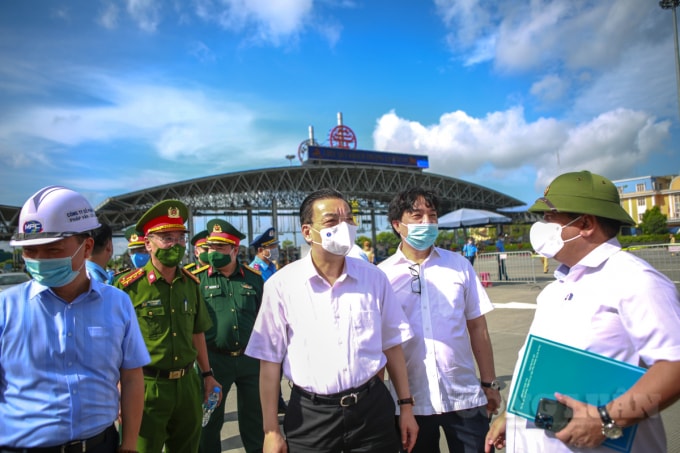 Lãnh đạo thành phố Hà Nội cũng cho rằng phải chủ động đi trước việc di chuyển của người dân từ các vùng dịch về Hà Nội. Thông qua hoạt động kiểm soát đó cố gắng khống chế được nguồn lây nhiễm vào thành phố. Theo chỉ đạo của Chính phủ và Bộ Y tế, 14 tỉnh đang có dịch nên Hà Nội đã ban hành công điện lập 22 chốt để kiểm soát dịch COVID-19 tại các cửa ngõ ra vào thành phố.