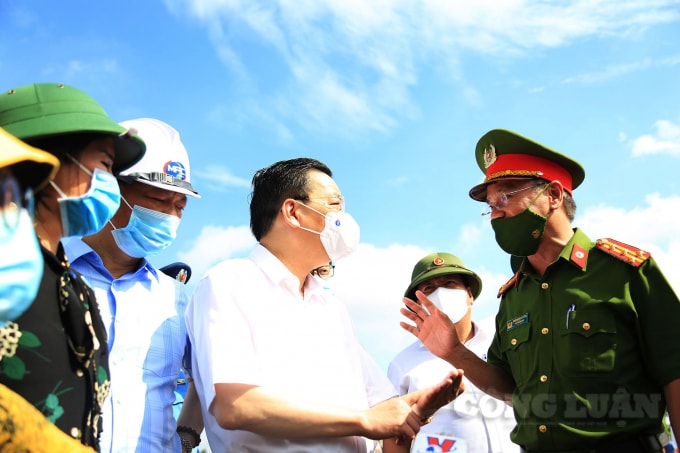 “Hôm nay đến thực địa tôi đánh giá rất cao việc triển khai đồng bộ các lực lượng, lực lượng công an, y tế, quân đội… phương pháp làm việc đảm bảo thông suốt, lấy mẫu test nhanh Covid-19 cũng là ngẫu nhiên đặc biệt là đảm bảo không ngăn sông cấm chợ với địa phương khác” - Ông Chu Ngọc Anh nhấn mạnh.