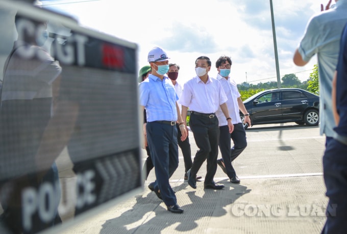 Kiểm tra tại chốt phòng chống dịch, ông Chu Ngọc Anh cho hay: “Trước hết phải nói đến nay với nỗ lực của cả hệ thống chính trị thì thành phố Hà Nội thì mọi thứ vẫn đang chủ động kiểm soát tình hình dịch nhưng nguy cơ và tính phức tạp của dịch bệnh vẫn đang tiềm ẩn do tại các tỉnh phía nam, miền trung và ngay cả các tỉnh giáp ranh với Hà Nội đang có diễn biến dịch phức tạp. Rõ ràng mối nguy cơ với thành phố Hà Nội là trung tâm chính trị hành đầu não, giao thương lớn nhất cả nước là vẫn hiện hữu khi mối nguy cơ xâm nhập ở các tỉnh lân cận vào”.