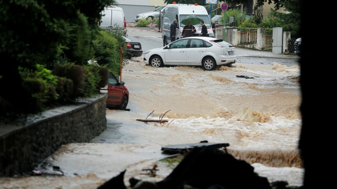 Mưa lớn khiến 6 ngôi nhà bị sập ở Rhineland-Pfalz khiến ít nhất 31 người mất tích - Ảnh: Reuters
