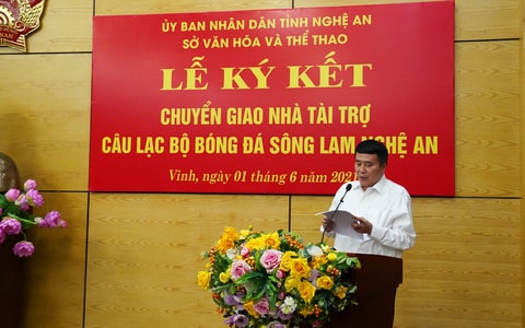 Ông Trương Sỹ Bá - Chủ tịch HĐQT Tập đoàn Tân Long phát biểu trong lễ tiếp nhận CLB SLNA. Nguồn: TL.